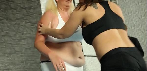  Fat bbw catfights before cockriding in ring
